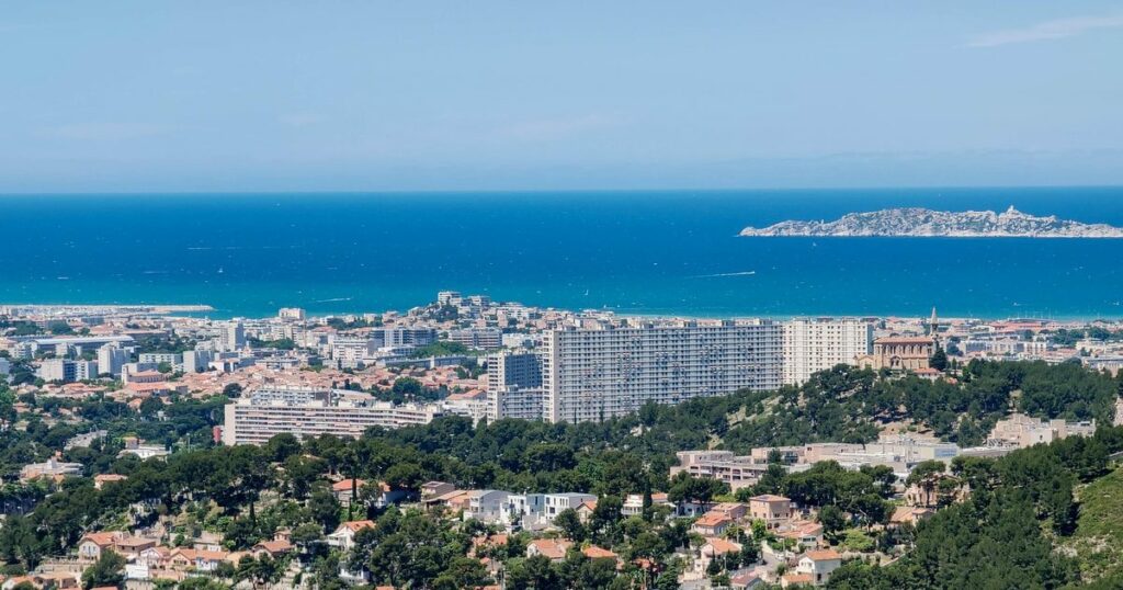 Guide complet vendre un bien loué à Marseille — illustration