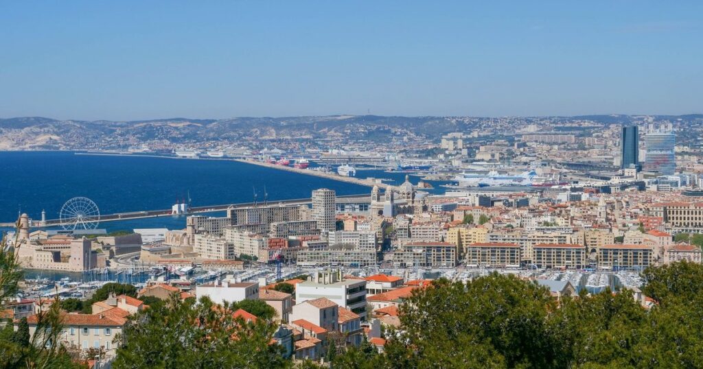 Guide complet vendre un terrain à Marseille — illustration